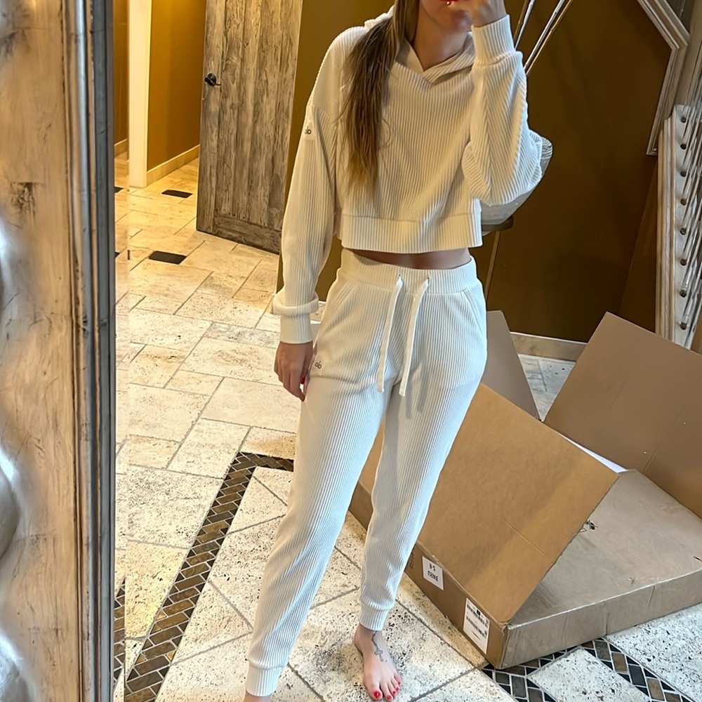 ALO Yoga Cream Ribbed Cropped Sweater